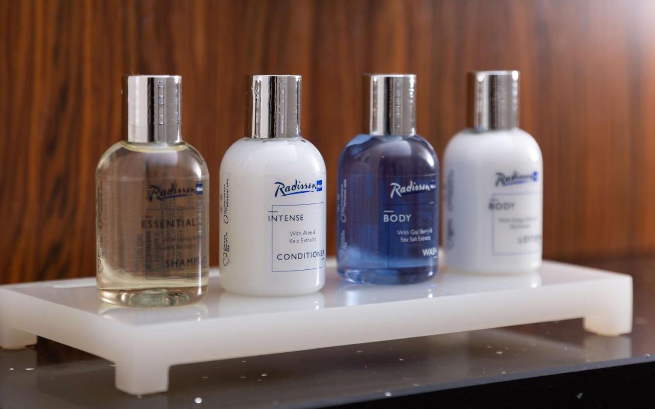 Radisson Blu Aurum Hotel, Brasov Luaran gambar Shower gel, shampoo, conditioner and body wash