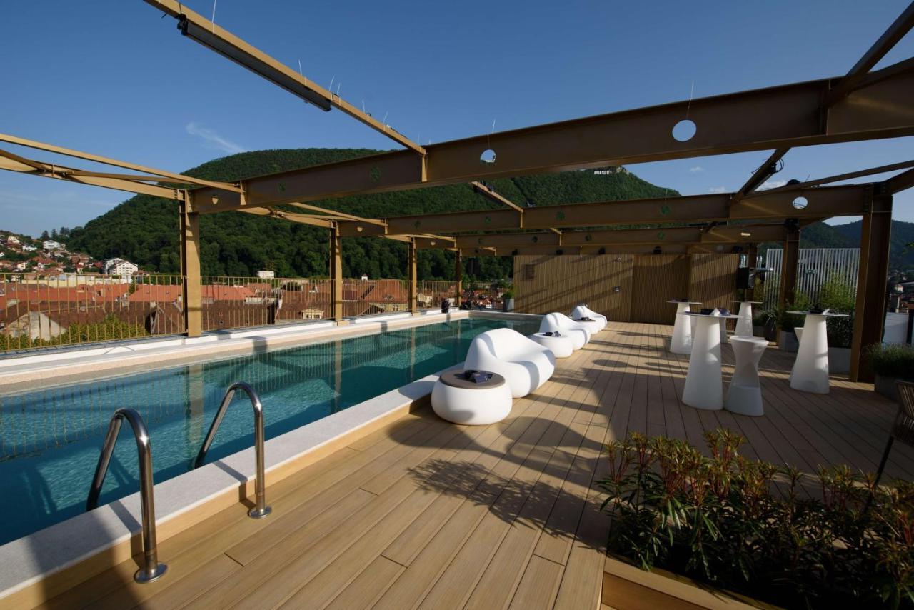 Radisson Blu Aurum Hotel, Brasov Luaran gambar The rooftop pool at the Hotel