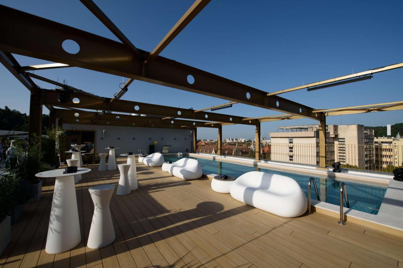 Radisson Blu Aurum Hotel, Brasov Luaran gambar The rooftop pool at the Hotel