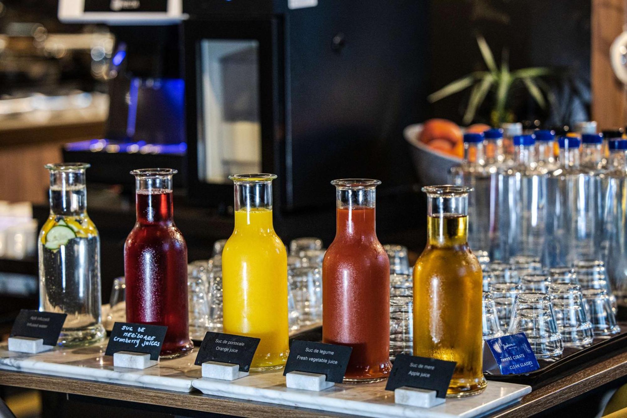 Radisson Blu Aurum Hotel, Brasov Luaran gambar Juices at a buffet