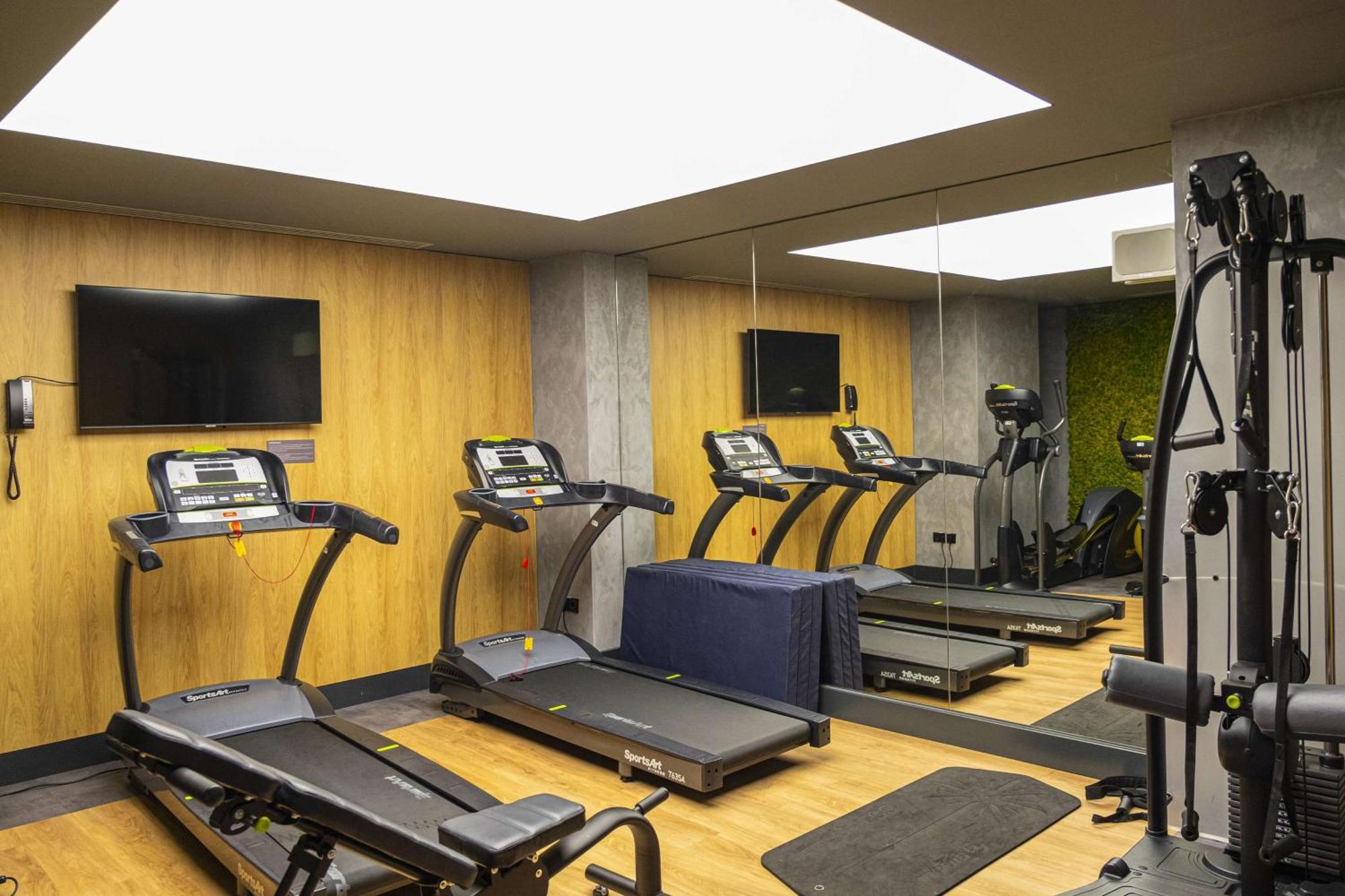 Radisson Blu Aurum Hotel, Brasov Luaran gambar The gym at the hotel