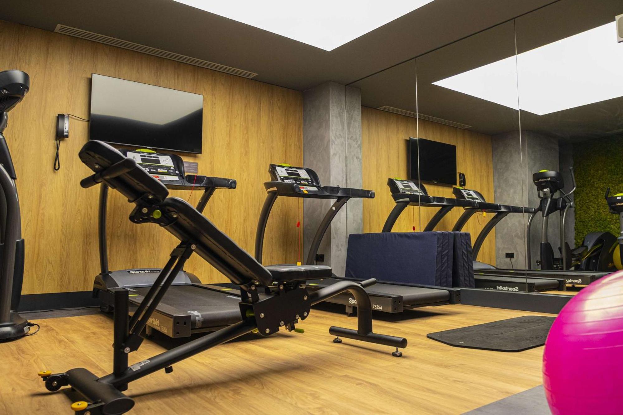 Radisson Blu Aurum Hotel, Brasov Luaran gambar The gym at the hotel
