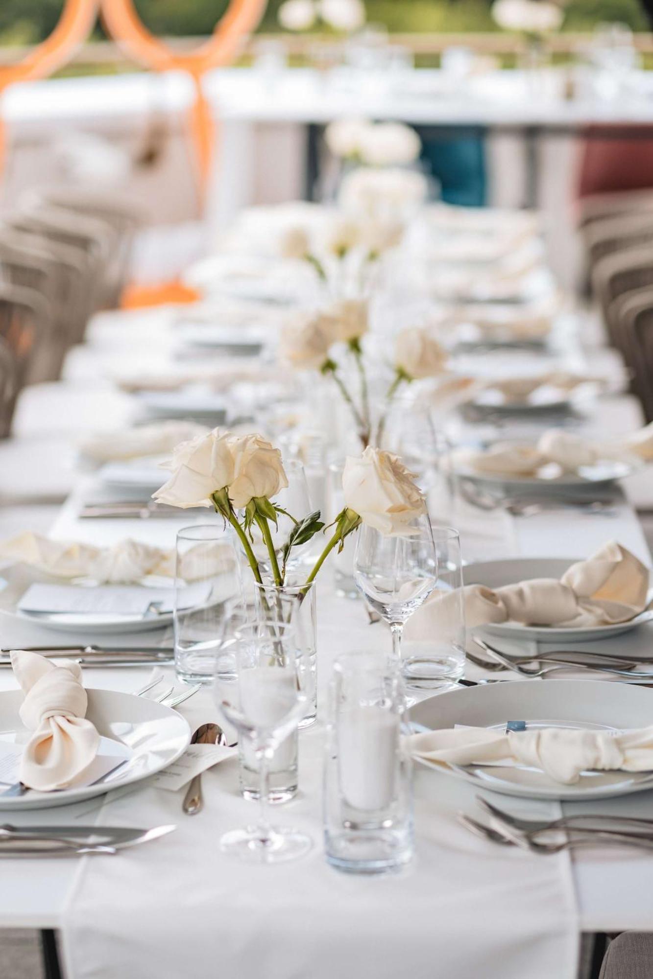 Radisson Blu Aurum Hotel, Brasov Luaran gambar A table set for a formal dinner