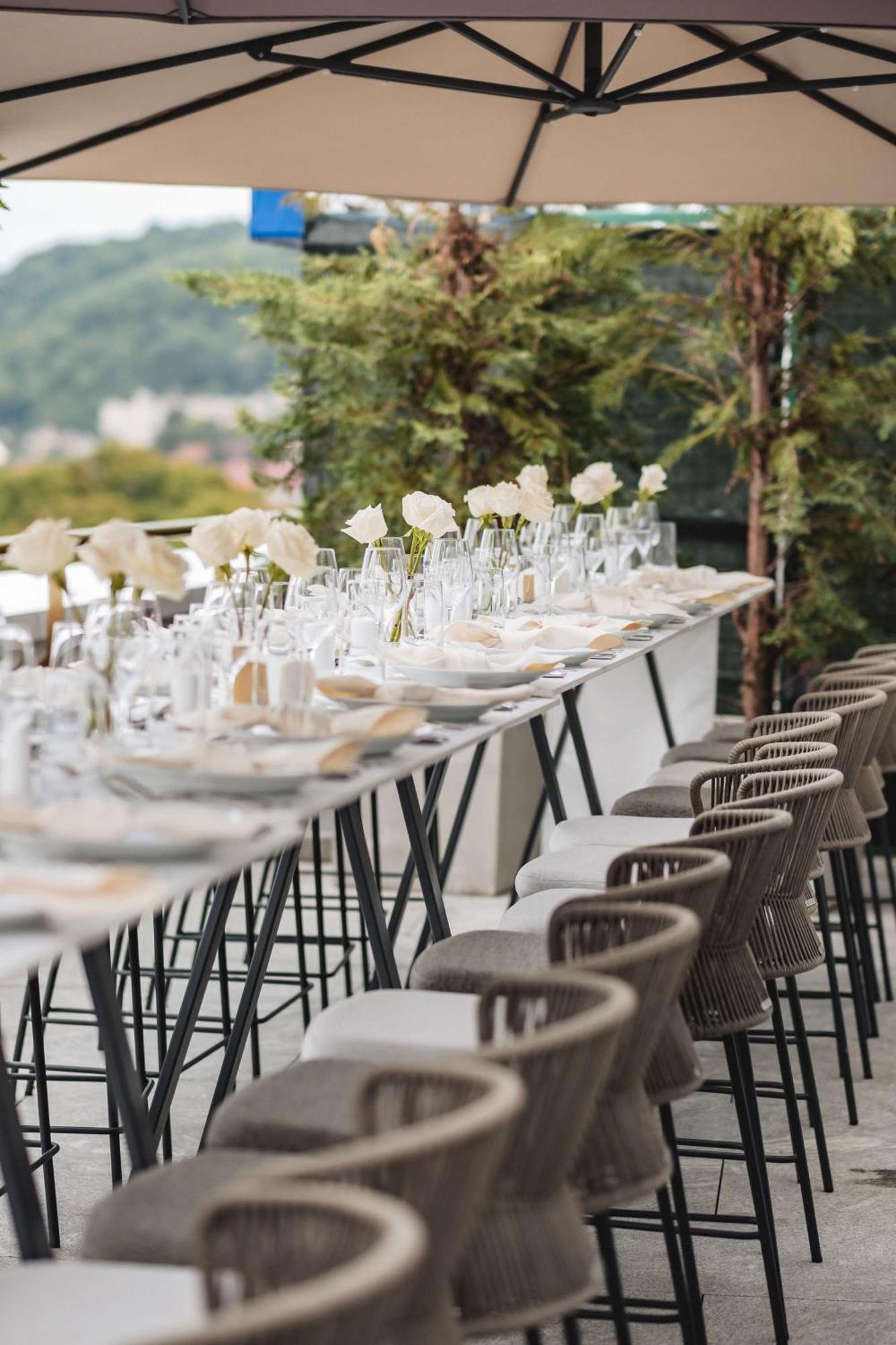 Radisson Blu Aurum Hotel, Brasov Luaran gambar The Terrace at the InterContinental Vienna